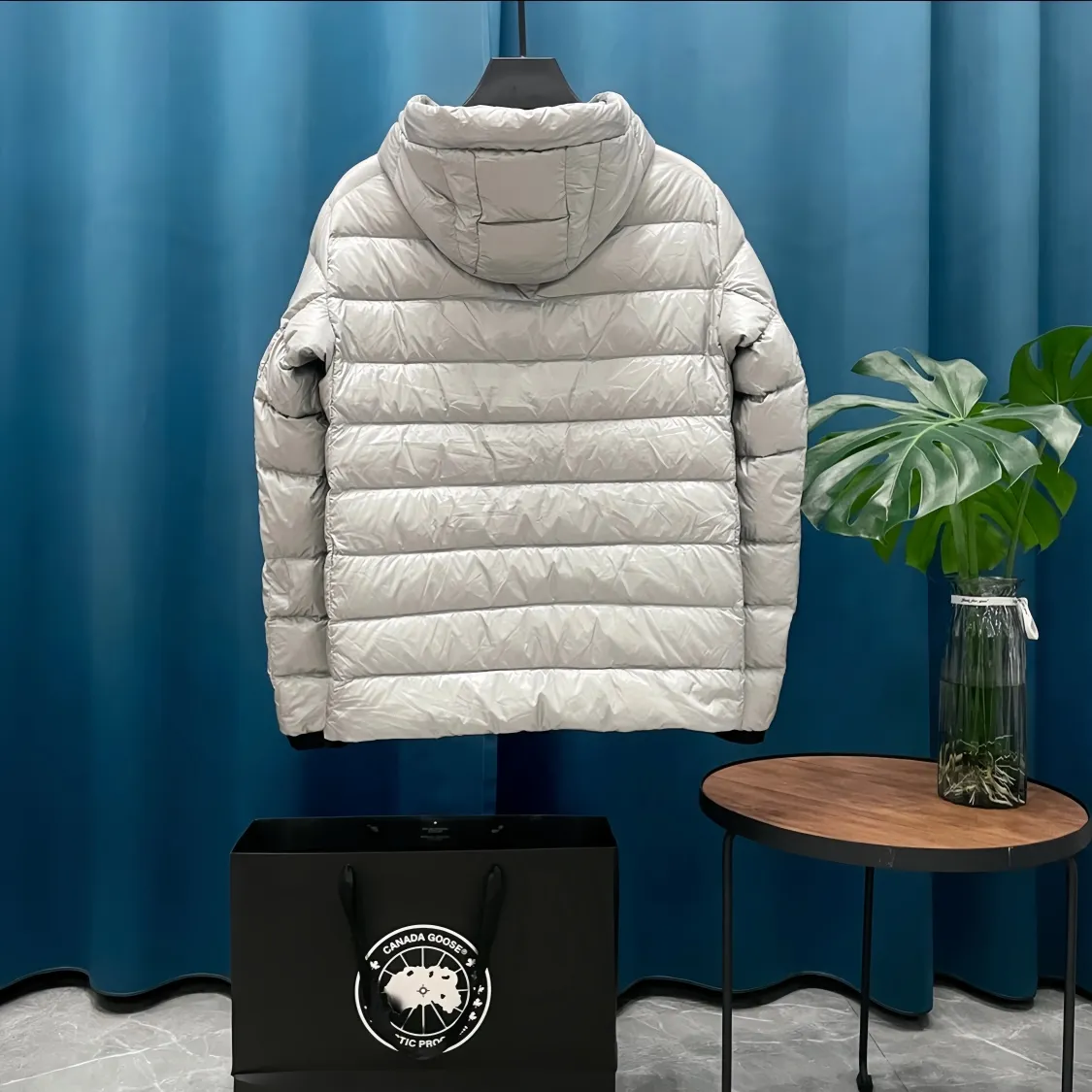 P760 Canada🦢➡️Canada Goose lightweight hooded down jacket has always been recognized as the warmest down jacket. Various Instagram celebrities, Internet celebrities, and celebrities often wear it for street photos. I do Canada Goose every year, but I still can’t get rid of my love for the geese. No matter how cold the weather is, there is no need to be afraid, because there are geese! Filled with 90% white duck down, Canada Goose is the legendary warmest down jacket and is known as a must-have for Arctic outdoor sports! The most popular down jacket in the world, celebrities are rushing to buy it, it is a must-have!  Same style for men and women